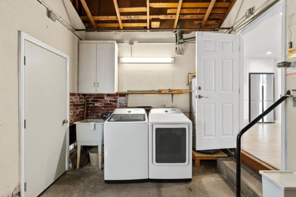 Interior, Washer, Wooden Beams