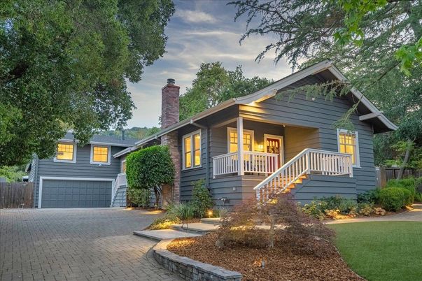 Attached, Exterior, Facade, American Craftsman