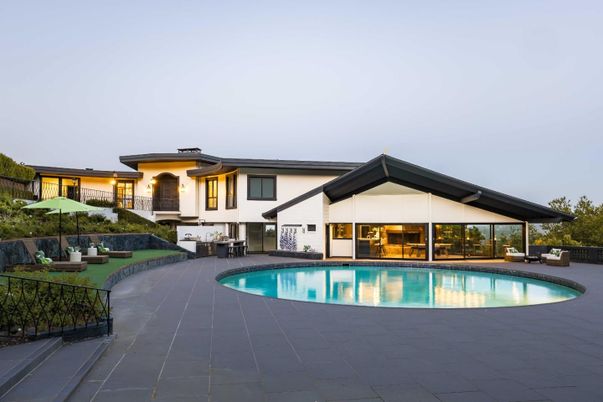 Exterior, Facade, Pool, Modern