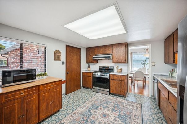 Dining room, Interior, Kitchen, Stainless Steel Appliances, Wood Texture Flooring