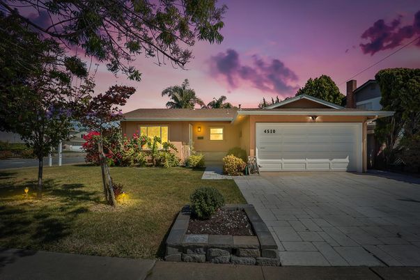 Attached, Exterior, Facade, Ranch