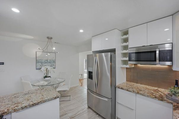 Dining room, Interior, Kitchen, Pendant Lights, Recessed Lighting, Stainless Steel Appliances