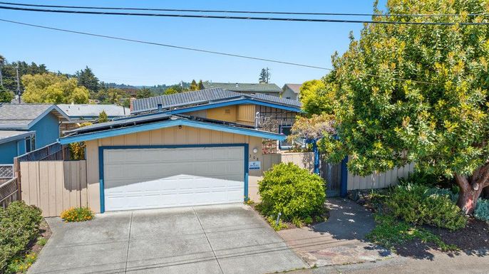 Attached, Exterior, Facade, American Craftsman