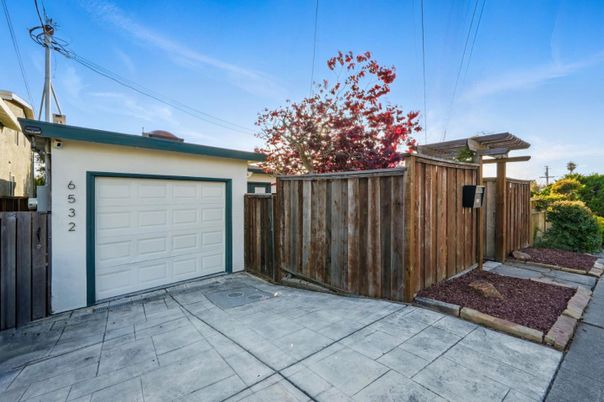 Detached Garage, Exterior