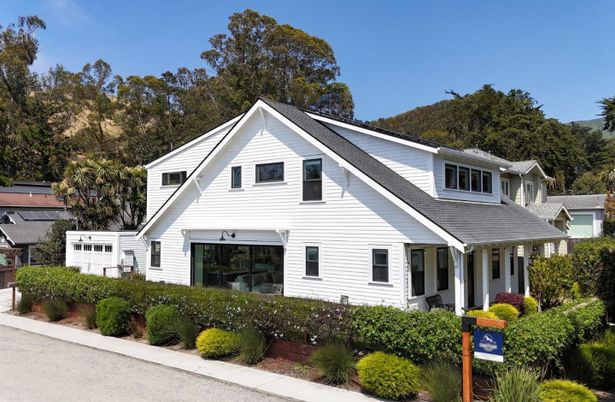 Attached, Exterior, Facade, Farmhouse