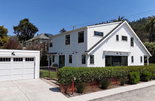 Attached, Exterior, Facade, Farmhouse