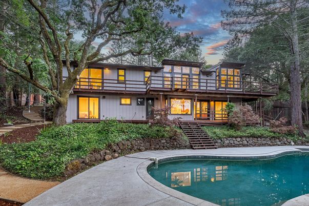 Exterior, Facade, Pool, Modern