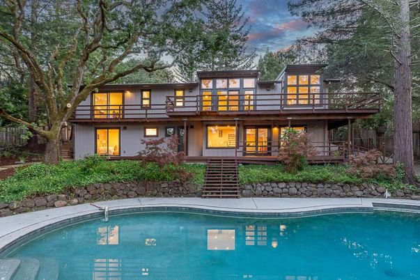 Exterior, Facade, Pool, Modern