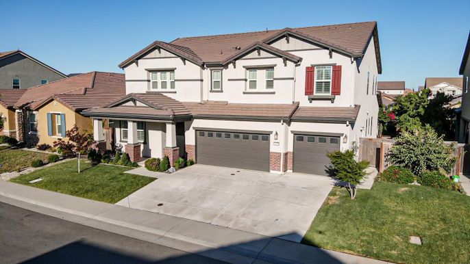 Attached, Exterior, Facade, Tudor Revival