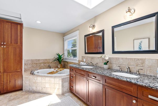 Bathroom, Dual Sink Vanities, Interior, Recessed Lighting