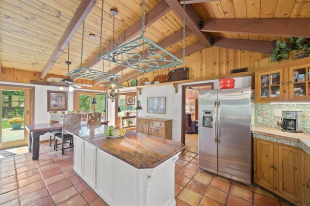 Dining room, Interior, Kitchen, Pendant Lights, Stainless Steel Appliances, Wooden Beams, Wooden Ceilings, Wooden Walls