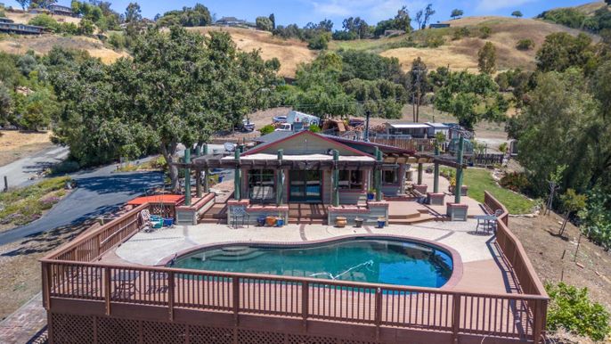 Exterior, Pool