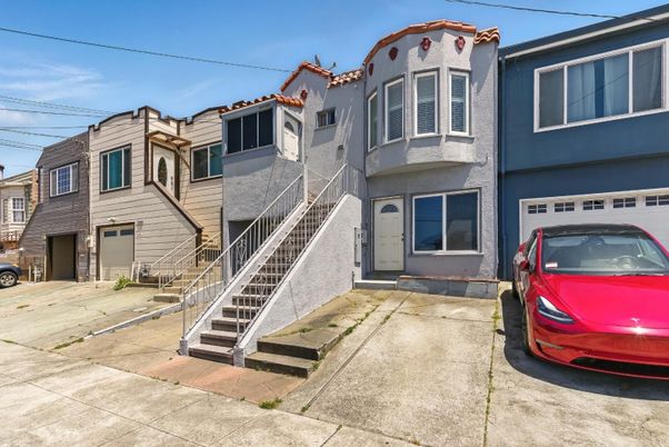 Attached, Exterior, Facade, Rowhouse