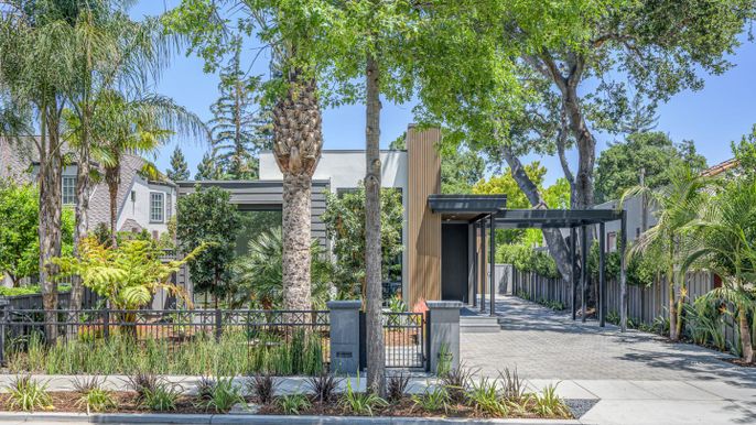 Exterior, Facade, Modern