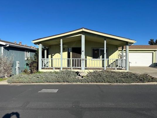 Attached, Exterior, Facade, American Craftsman