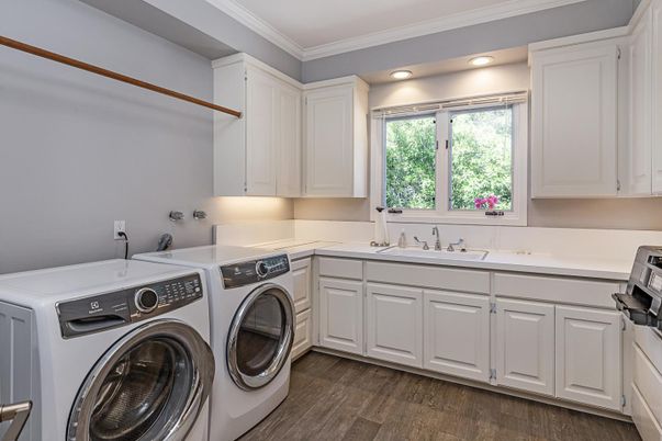 Interior, Recessed Lighting, Washer, Wood Texture Flooring