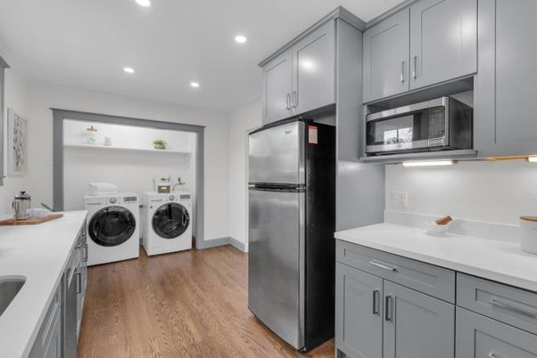 Interior, Recessed Lighting, Washer, Wood Texture Flooring
