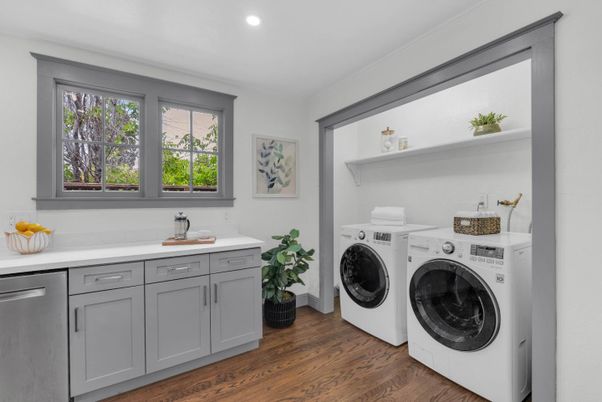 Interior, Recessed Lighting, Washer, Wood Texture Flooring