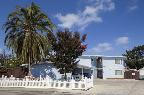 Exterior, Facade, Modern