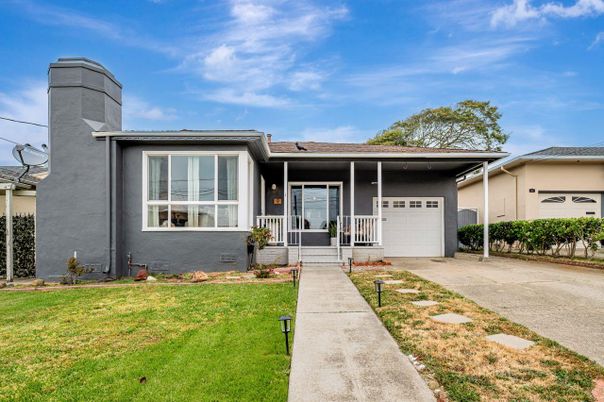 Attached, Exterior, Facade, Ranch