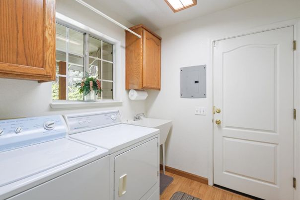 Interior, Washer, Wood Texture Flooring