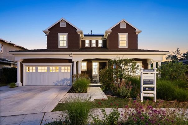 Attached, Exterior, Facade, American Craftsman
