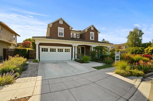 Attached, Exterior, Facade, American Craftsman
