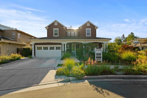 Attached, Exterior, Facade, American Craftsman
