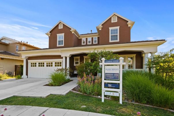 Attached, Exterior, Facade, American Craftsman