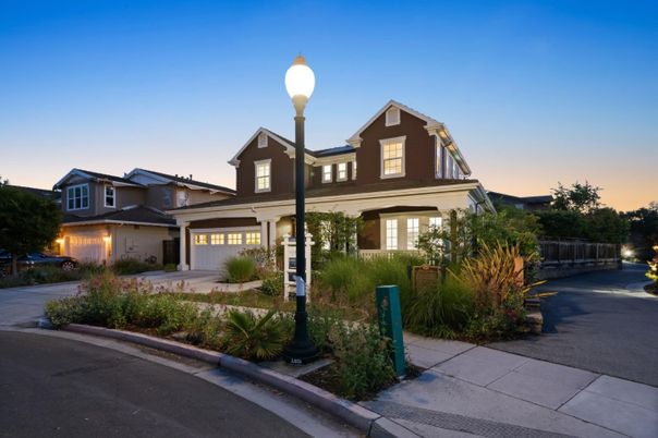 Attached, Exterior, Facade, Queen Anne Victorian