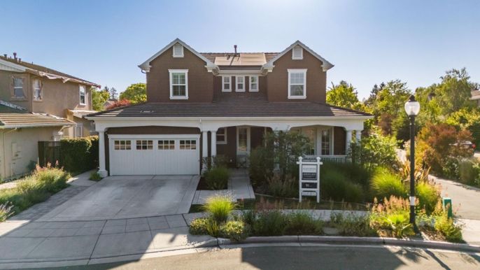 Attached, Exterior, Facade, American Craftsman