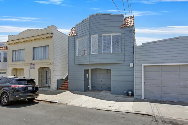 Attached, Exterior, Facade, Rowhouse