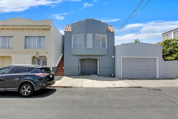 Attached, Exterior, Facade, Rowhouse