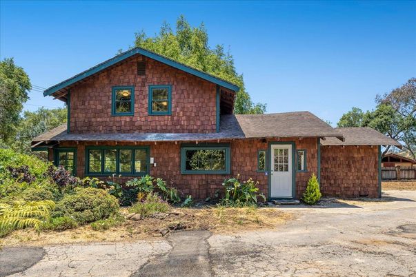 Exterior, Facade, Log Home