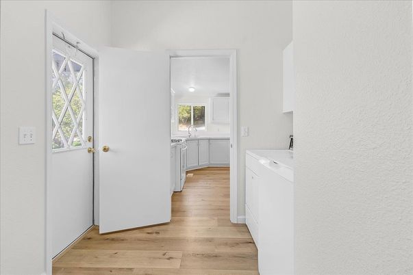 Interior, Washer, Wood Texture Flooring