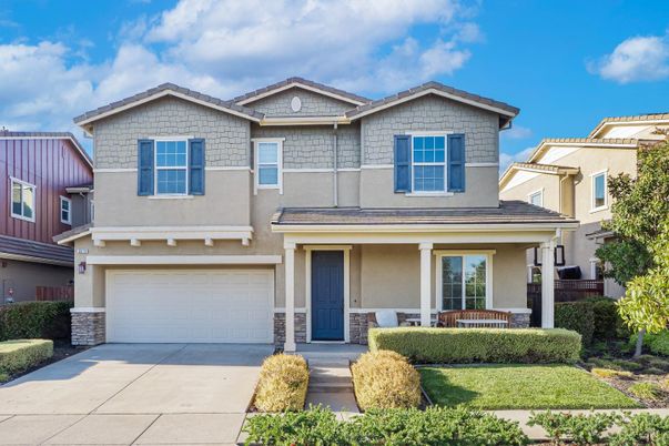 Attached, Exterior, Facade, American Craftsman