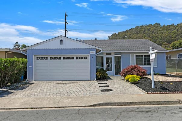 Attached, Exterior, Facade, Ranch