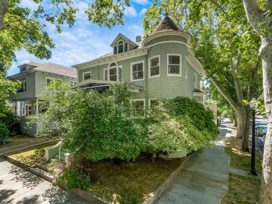 Exterior, Facade, Queen Anne Victorian