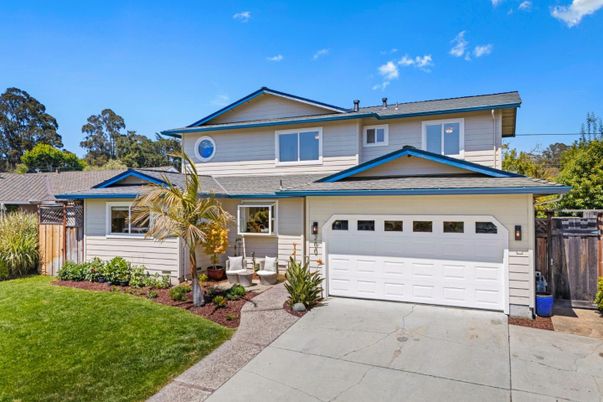 Attached, Exterior, Facade, American Craftsman