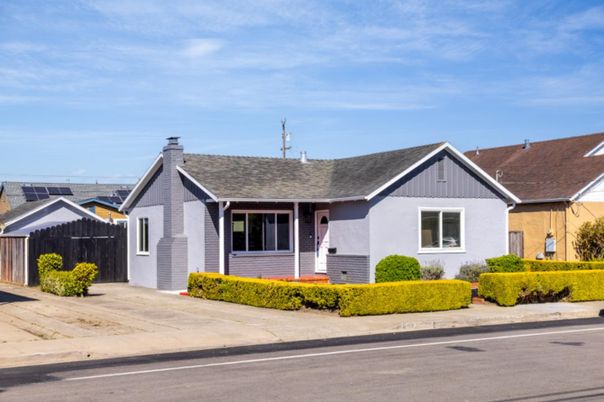 Exterior, Facade, Ranch