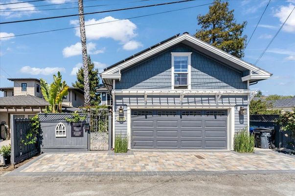 Attached, Exterior, Facade, American Craftsman