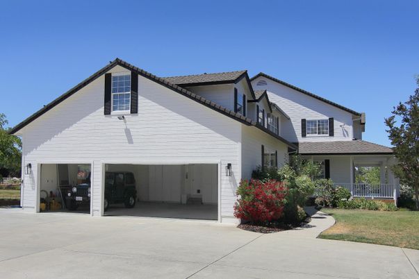 Exterior, Facade, Farmhouse