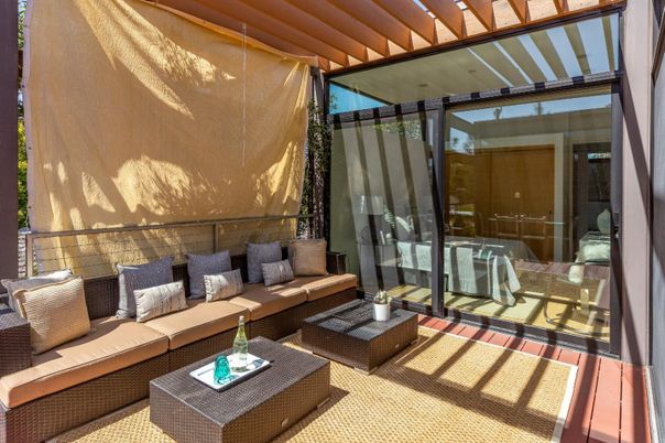 Exterior, Living room