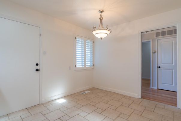 Empty room, Interior, Pendant Lights