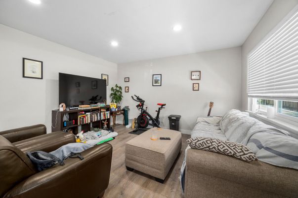Fitness Equipment, Interior, Living room, Recessed Lighting, Wood Texture Flooring