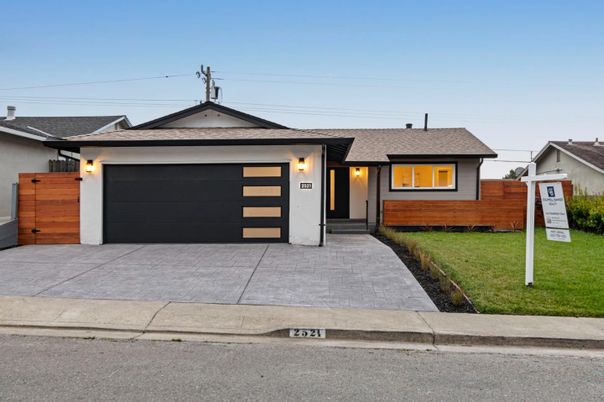 Attached, Exterior, Facade, Ranch