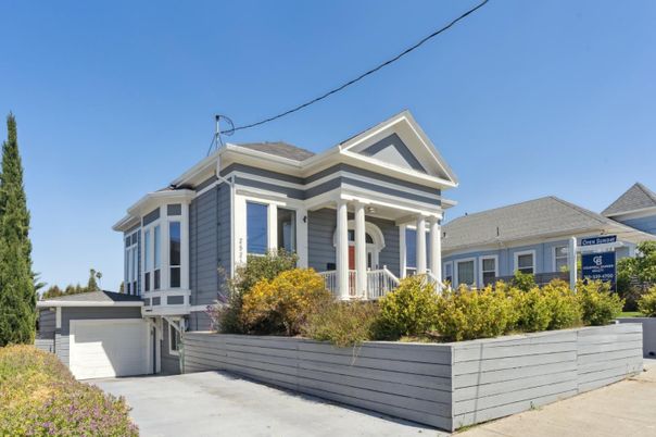Attached, Exterior, Facade, Queen Anne Victorian