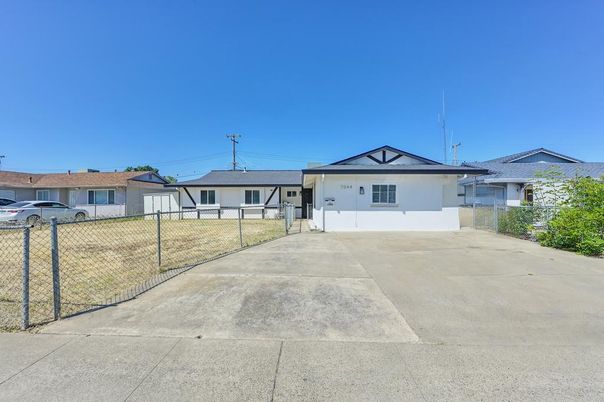 Exterior, Facade, Ranch