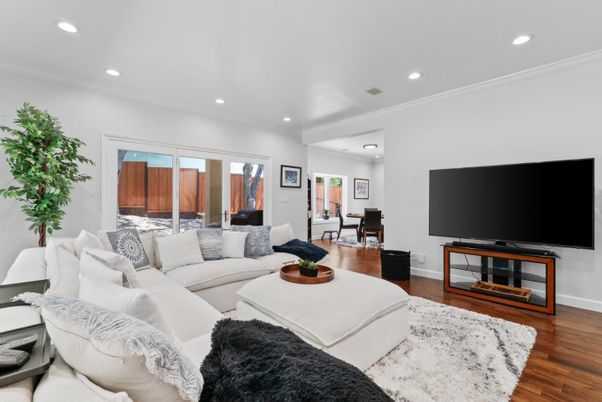 Interior, Living room, Recessed Lighting, Wood Texture Flooring