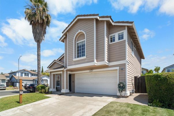Attached, Exterior, Facade, American Craftsman